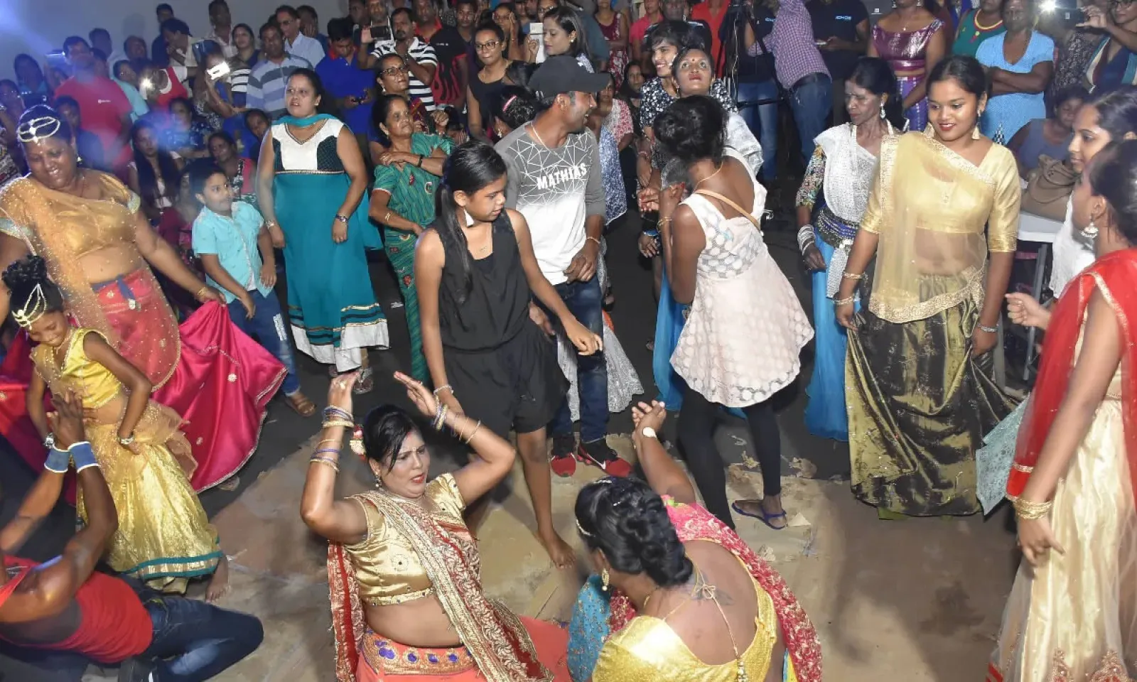 Ambiance folklorique entre le public de Triolet et les groupes de Geet Gawai.