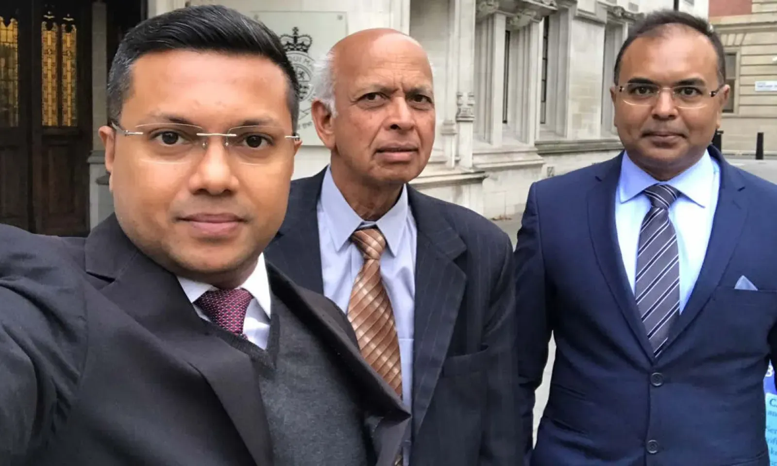 Premchandra Bissonauth (au centre) a saisi le Conseil Privé pour la deuxième fois. Il est représenté par Me Teeluckdharry (à droite).