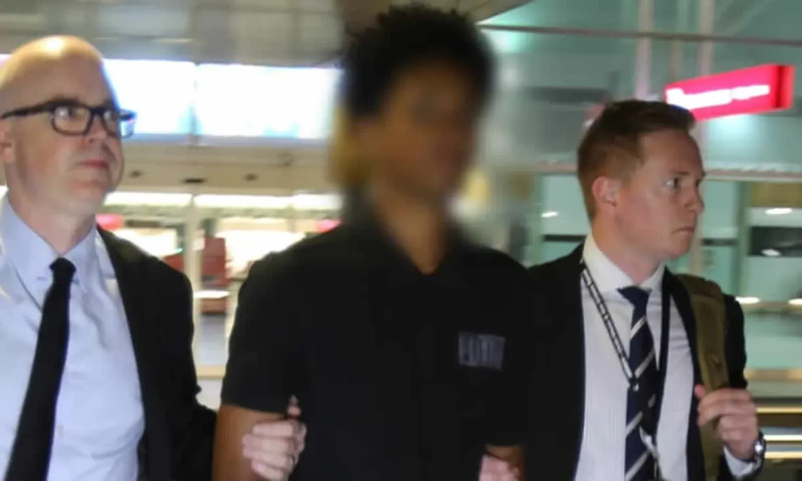 Le Mauricien arrêté à sa  descente d’avion.