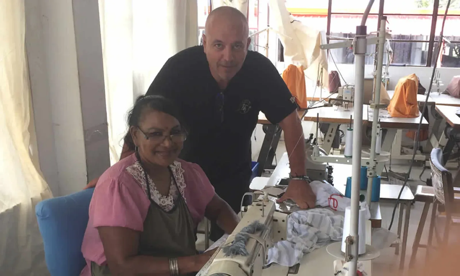 Nicolas Larquier et une machiniste à l’œuvre.