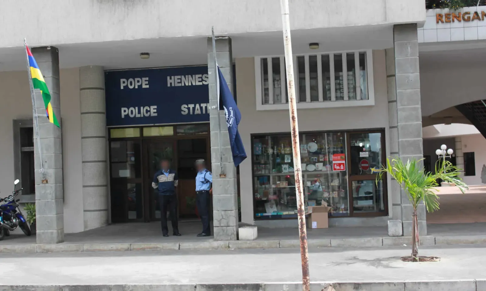 Police de Pope-Hennessy