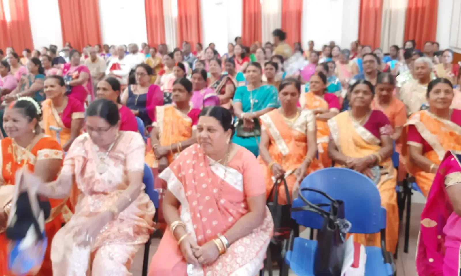 Les seniors étaient placés devant deux offres d’augmentation de la pension universelle.