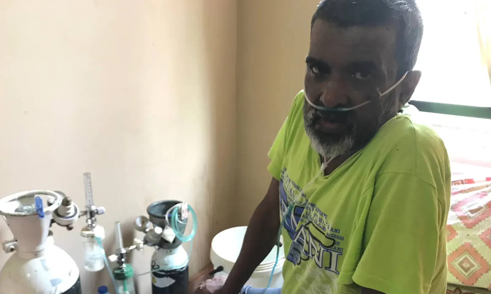 Manohur aimerait tant sortir et respirer l'air de la nature...