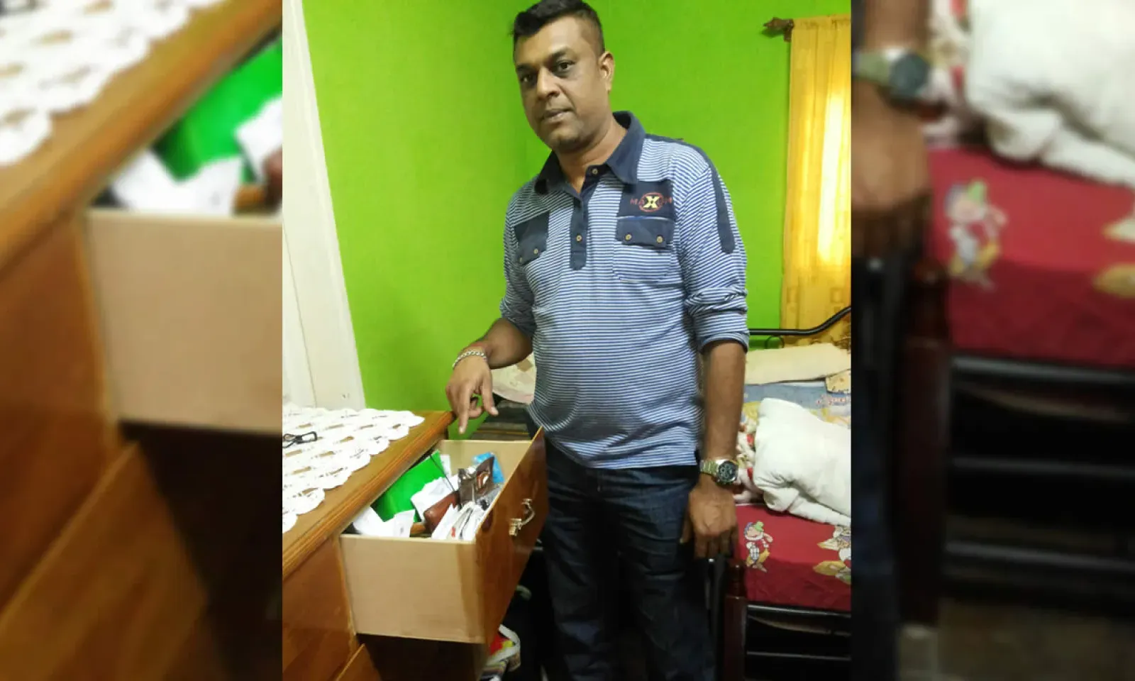 Sanjay explique que les cambrioleurs savaient où se trouvaient les objets de valeur.