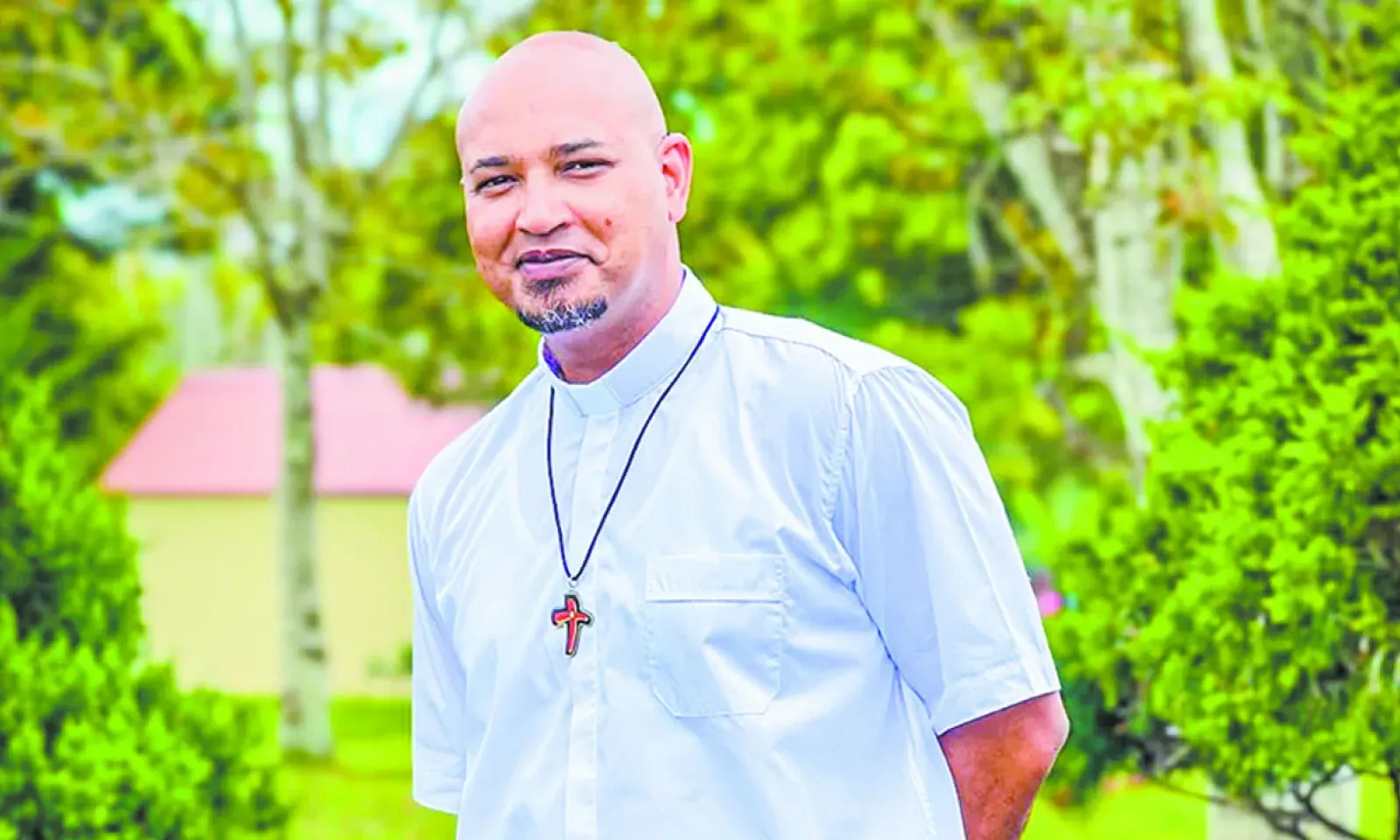 La crèche de Noël, présente dans les églises et dans de nombreux foyers, symbolise cette proximité de Dieu avec les réalités humaines.