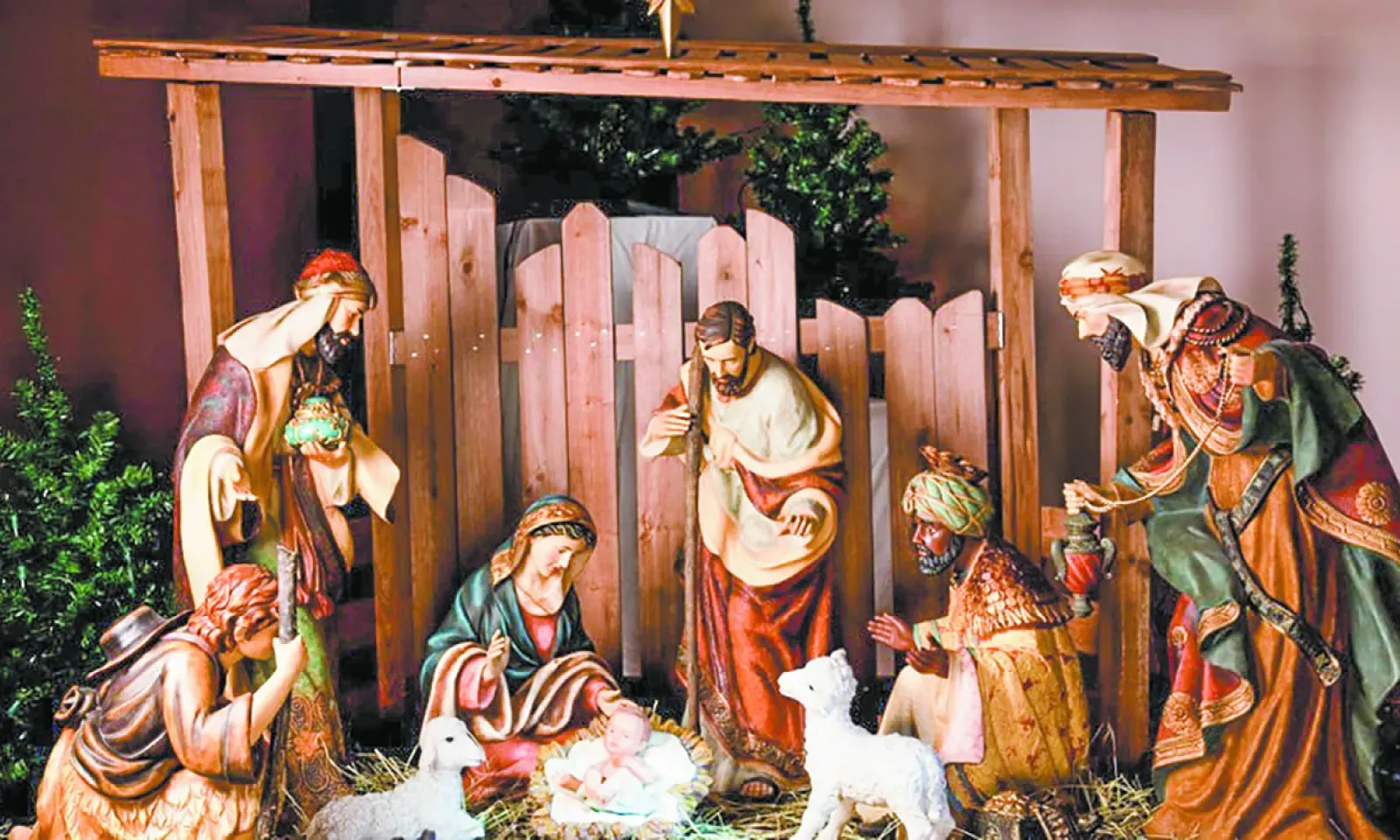 La crèche de Noël, présente dans les églises et dans de nombreux foyers, symbolise cette proximité de Dieu avec les réalités humaines.