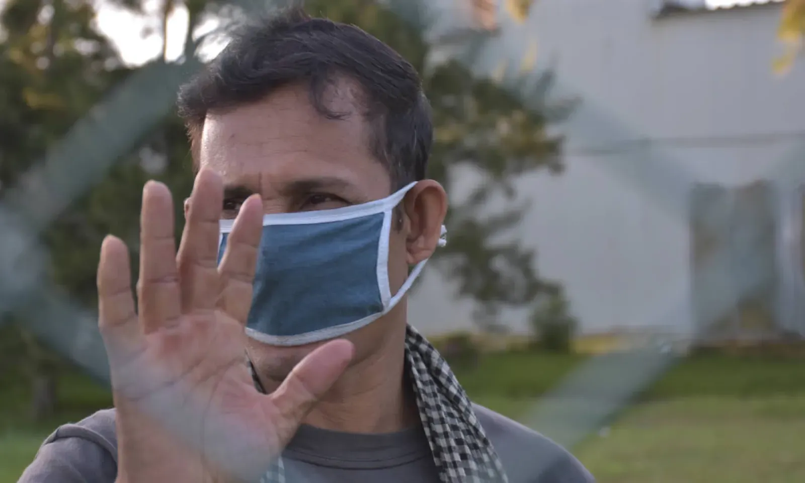 Certains employés portent des masques,  d’autres pas, pour diverses raisons.