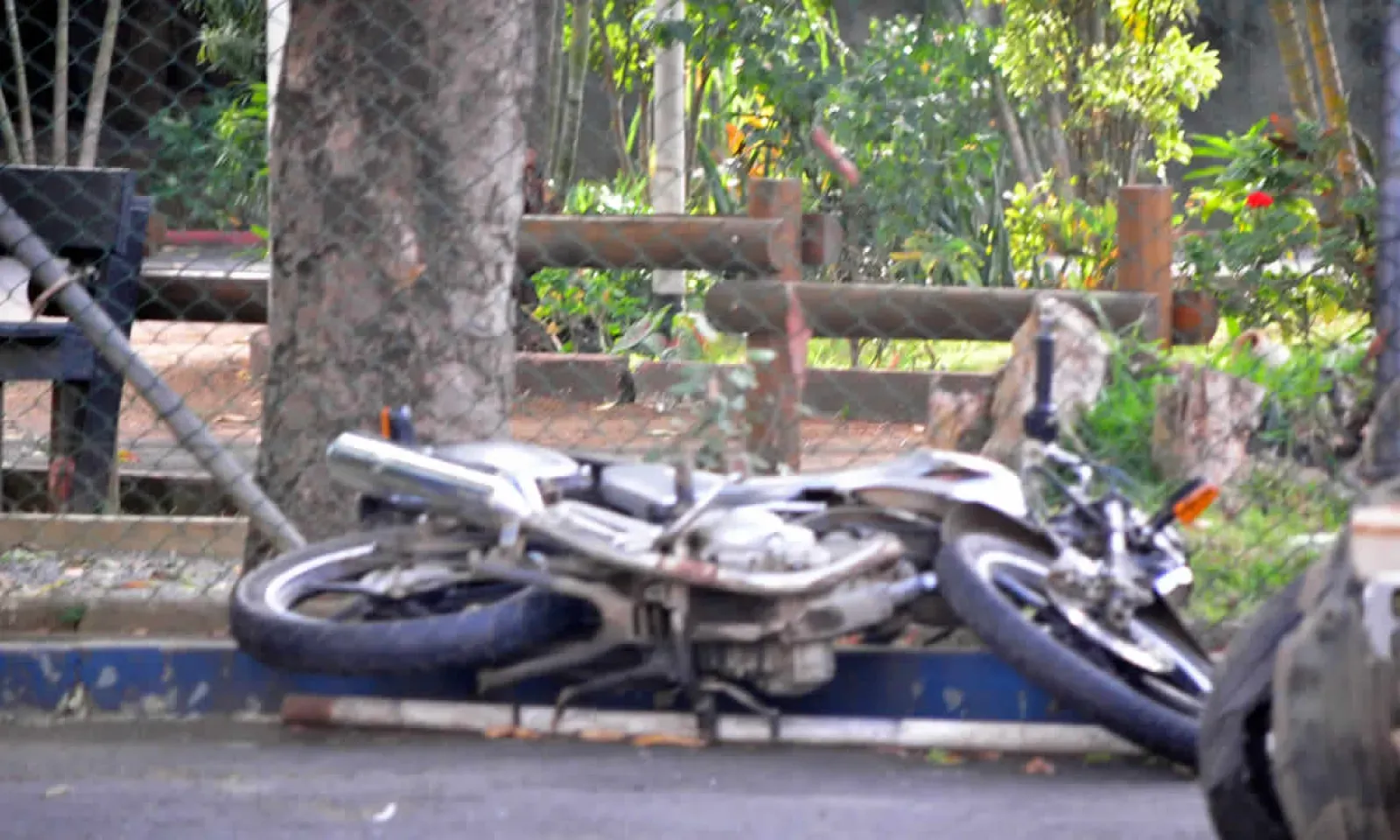 Un motocycliste se bat pour sa survie