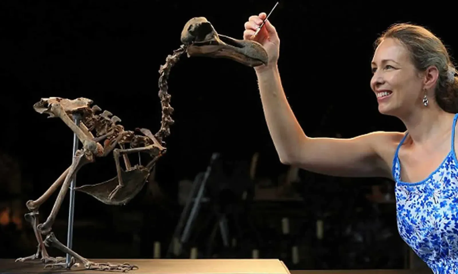 Une employée de la Summers Place Auctions préparant la pièce pour la vente.