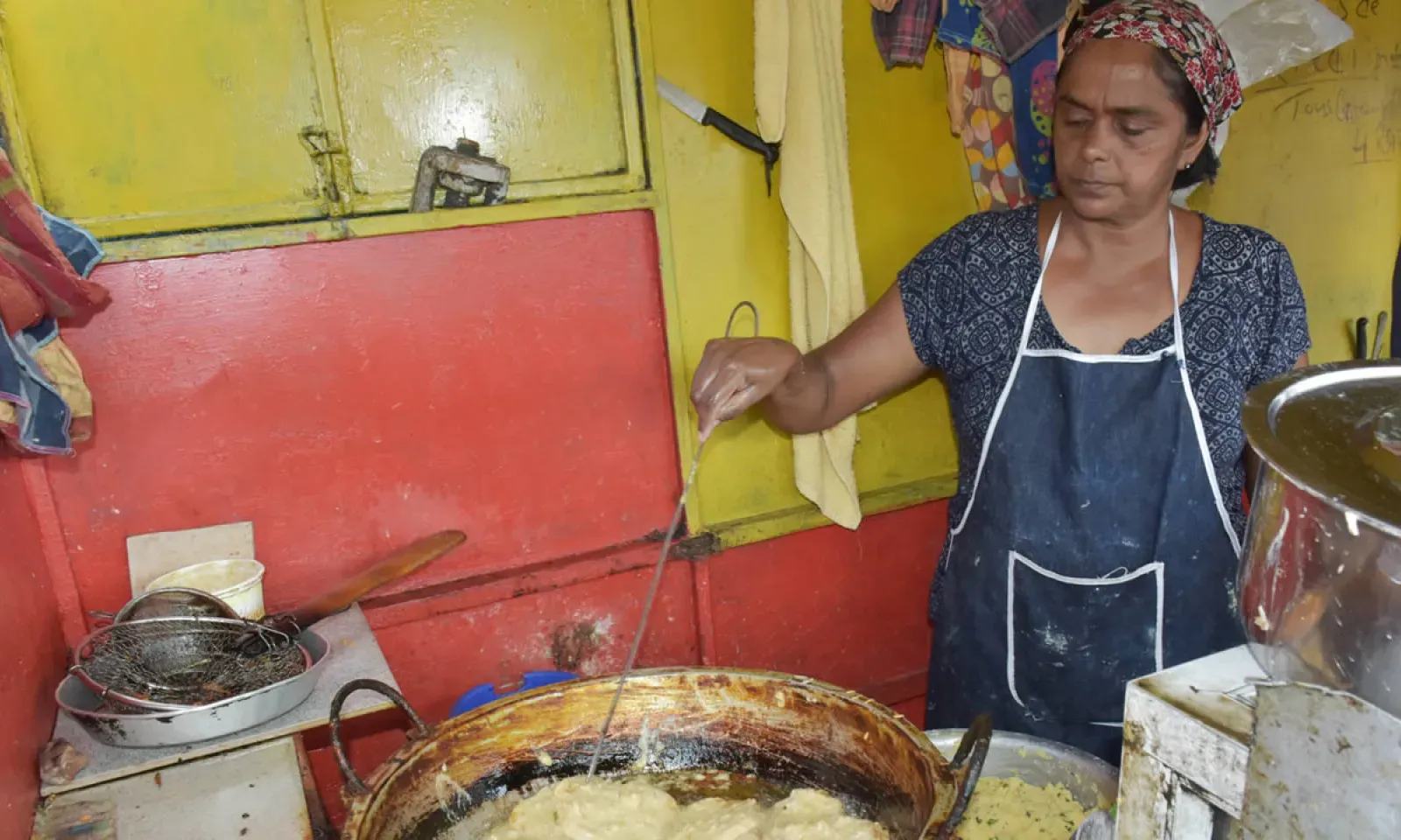 Des pâtes préparées à son domicile sont mises dans l’huile chaude  pour la friture.