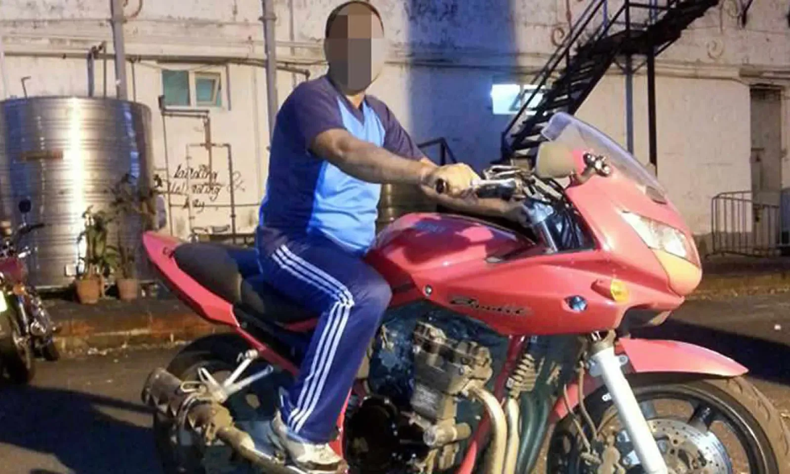 Le sergent de police sur sa moto.