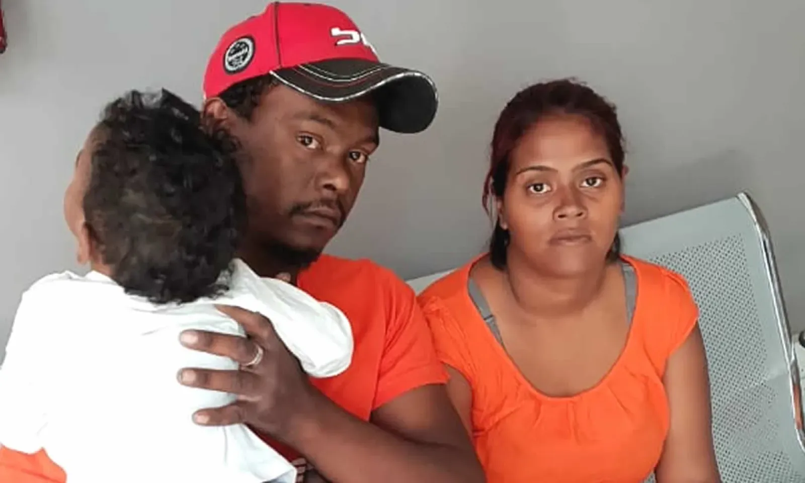 Marie Jane, Juano et leur bébé.