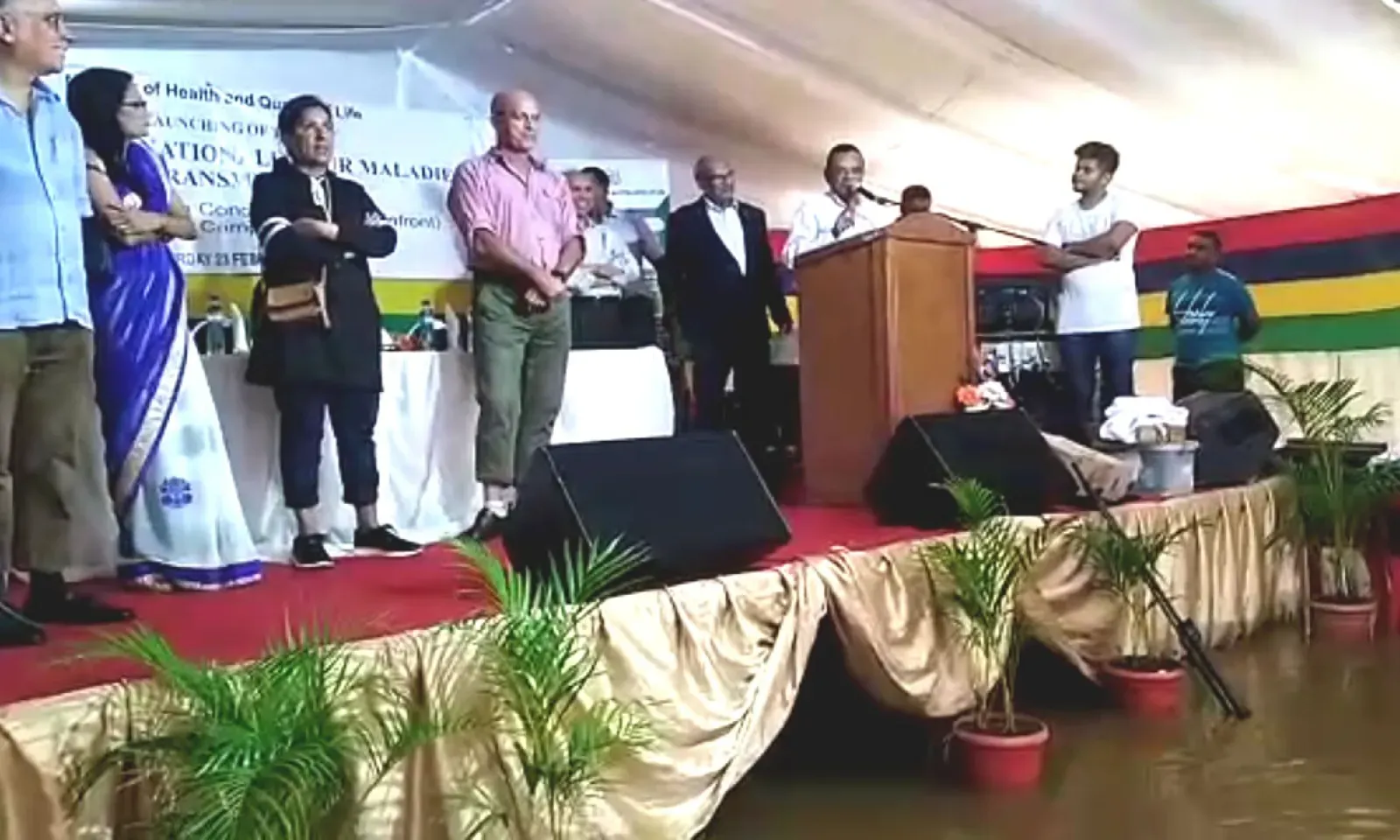 L’eau de pluie avait envahi le parterre réservé au public et enclavé l’estrade.