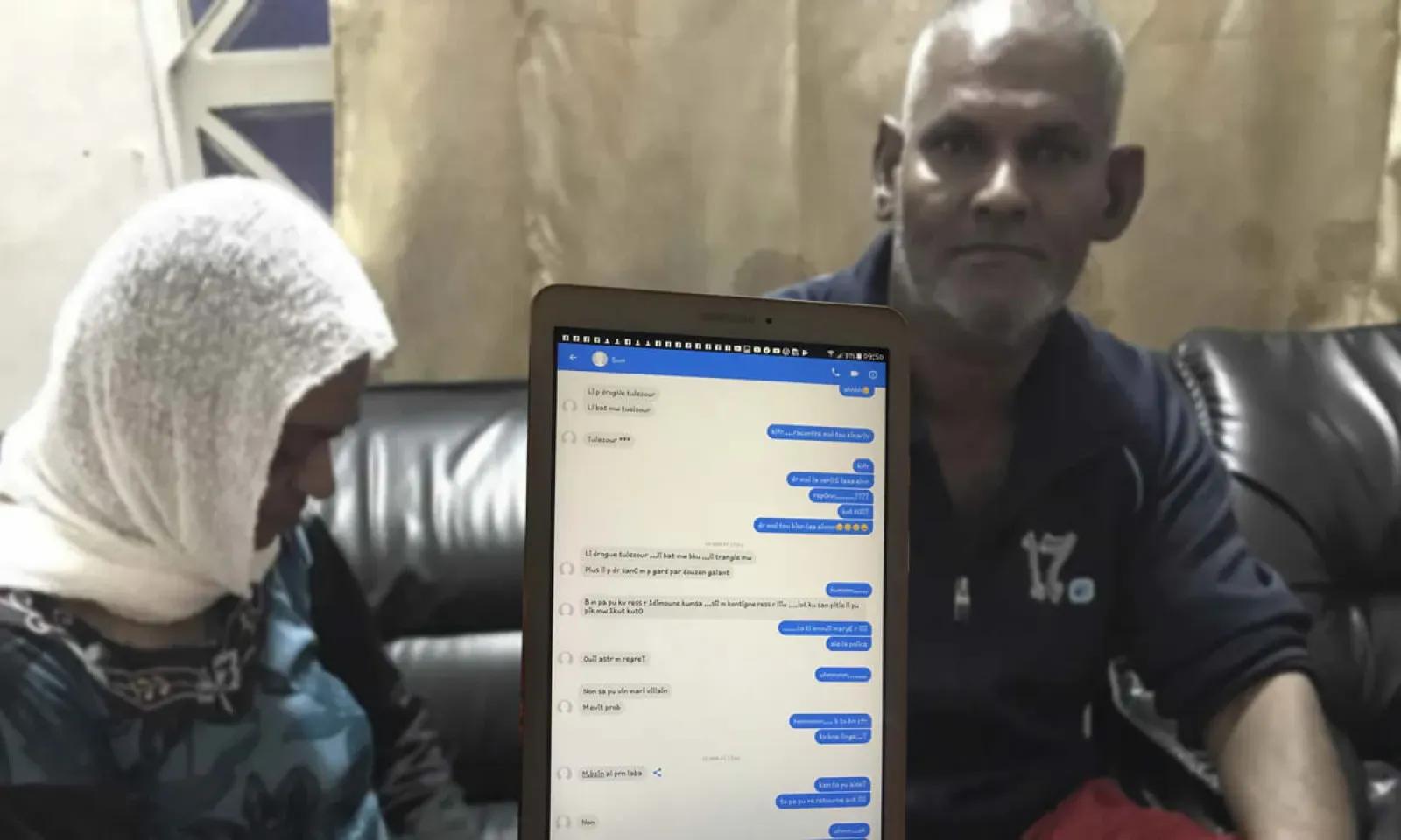 Les parents adoptifs de l’adolescente.