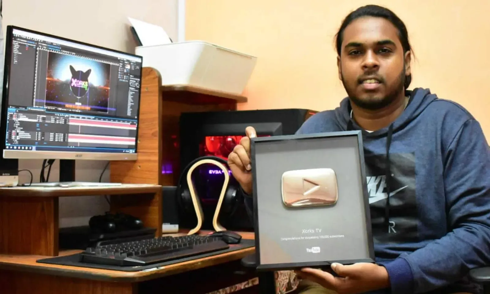 Cevine a reçu le YouTube Silver Play Button pour avoir atteint la barre de 100 000 abonnés en 2015.