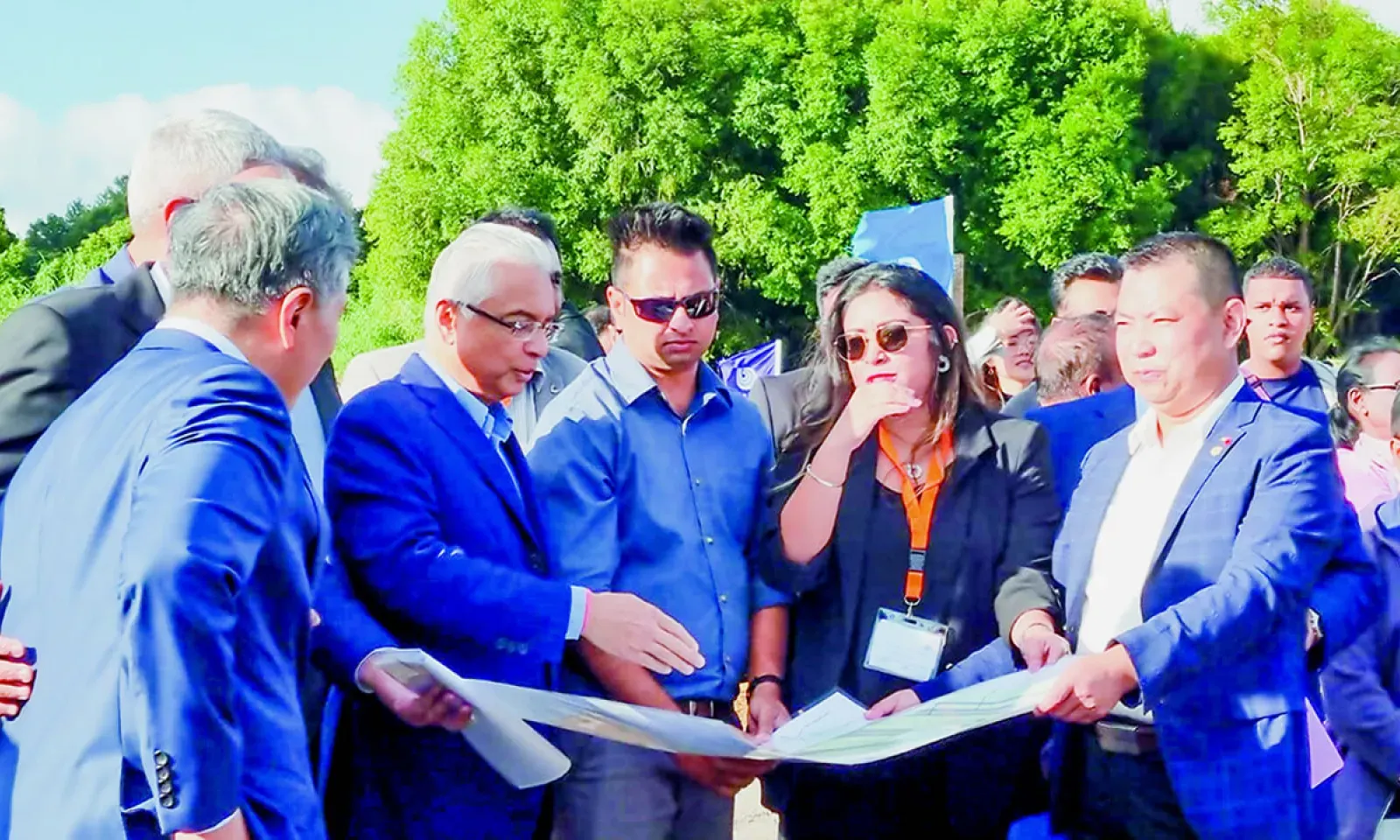  Le Premier ministre, Pravind Jugnauth, prenant connaissance d’un plan de travail, lors d’une visite d’un chantier de la NSLD.  