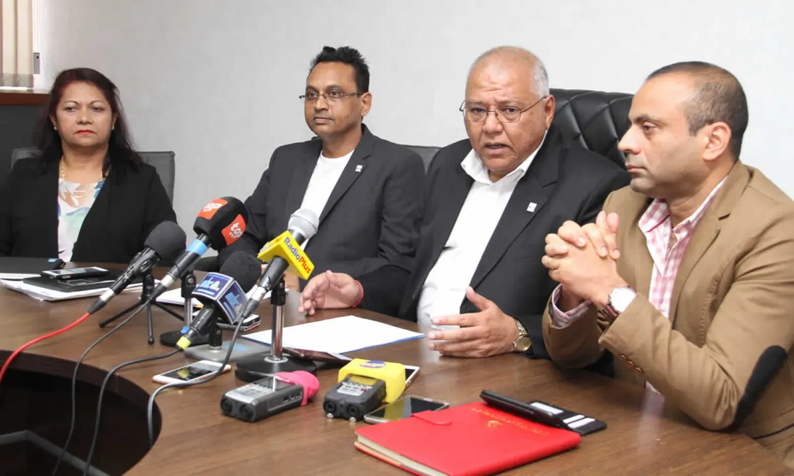 Marie Claire Monty, Ravi Rutnah, Mahen Jhugroo et Bobby Hurreeram