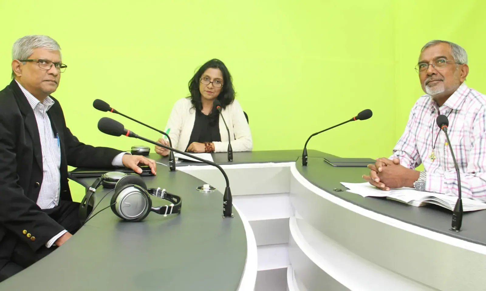 Le Père Jean-Maurice Labour sur le plateau de Jane Lutchmaya et Eshan Dinally.