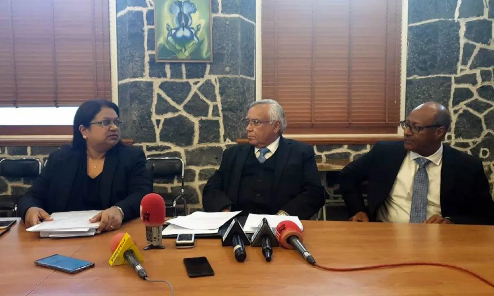 De gauche à droite : Me  Sharmila  Romila Sonah-Ori (avouée), Me Désiré Basset, SC, et Me Ravind Chetty, Senior Counsel