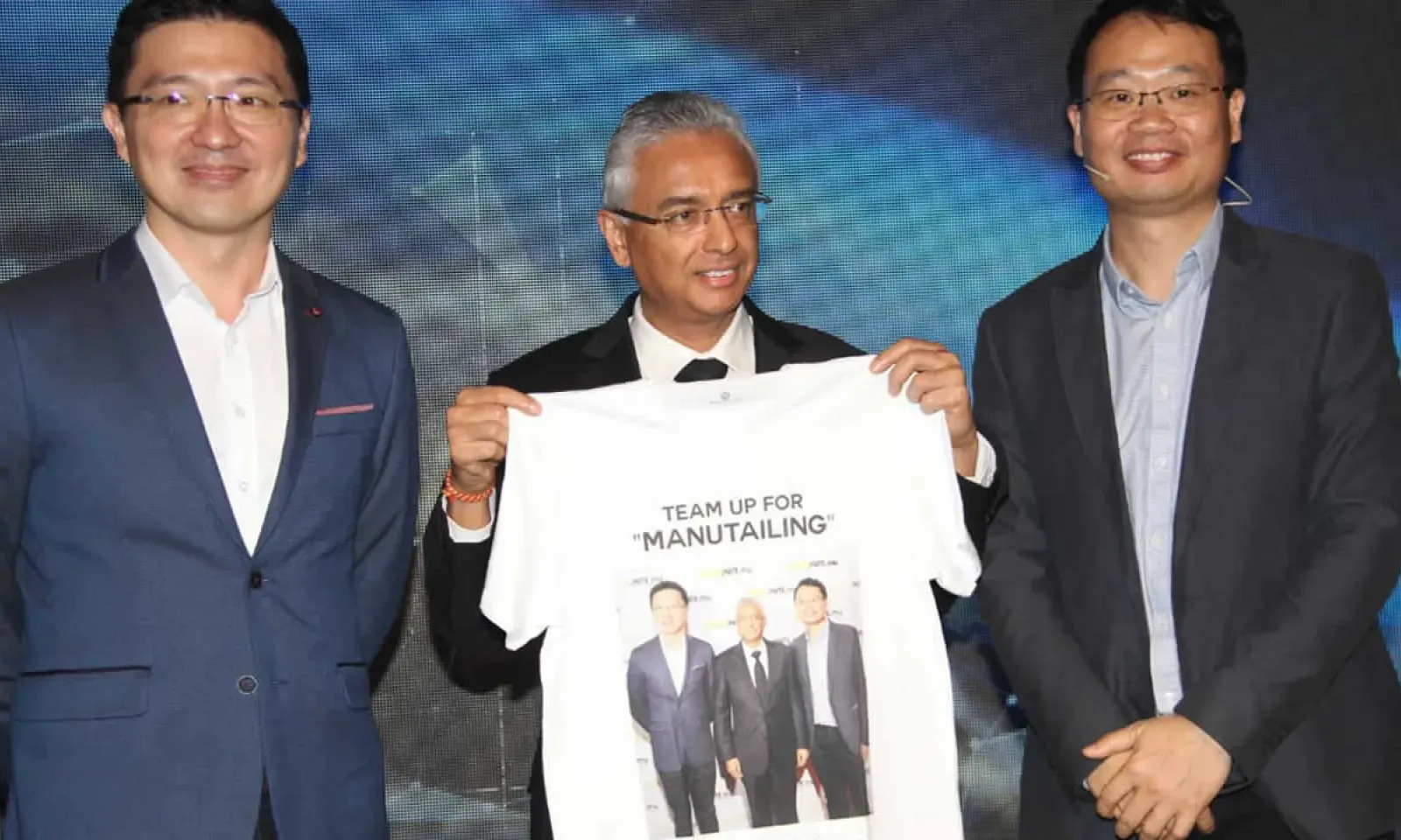 Jean Li Wan Po et Kendall, directeurs entourant le Premier ministre.