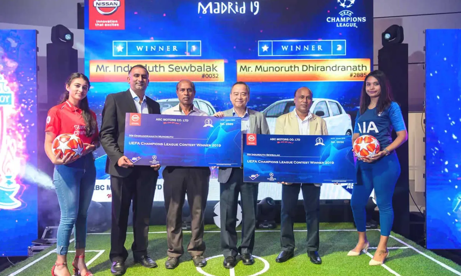 Nitish Gungabissoon, Chief Manager de chez ABC Motors, Dhirandranath Munoruth, heureux gagnant, Anthony Tseung, Chief Operating Officer à ABC Automobile et Indurduth Sewbaluk, représentant de Kalisa Co Ltd, deuxième gagnant de la loterie Nissan.