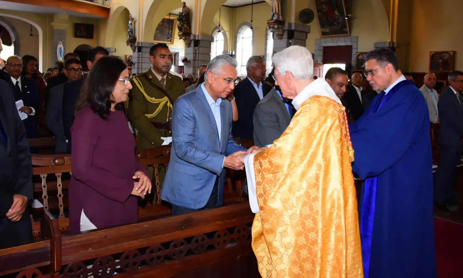 Le Cardinal Maurice E. Piat saluant le Premier ministre Pravind Jugnauth.