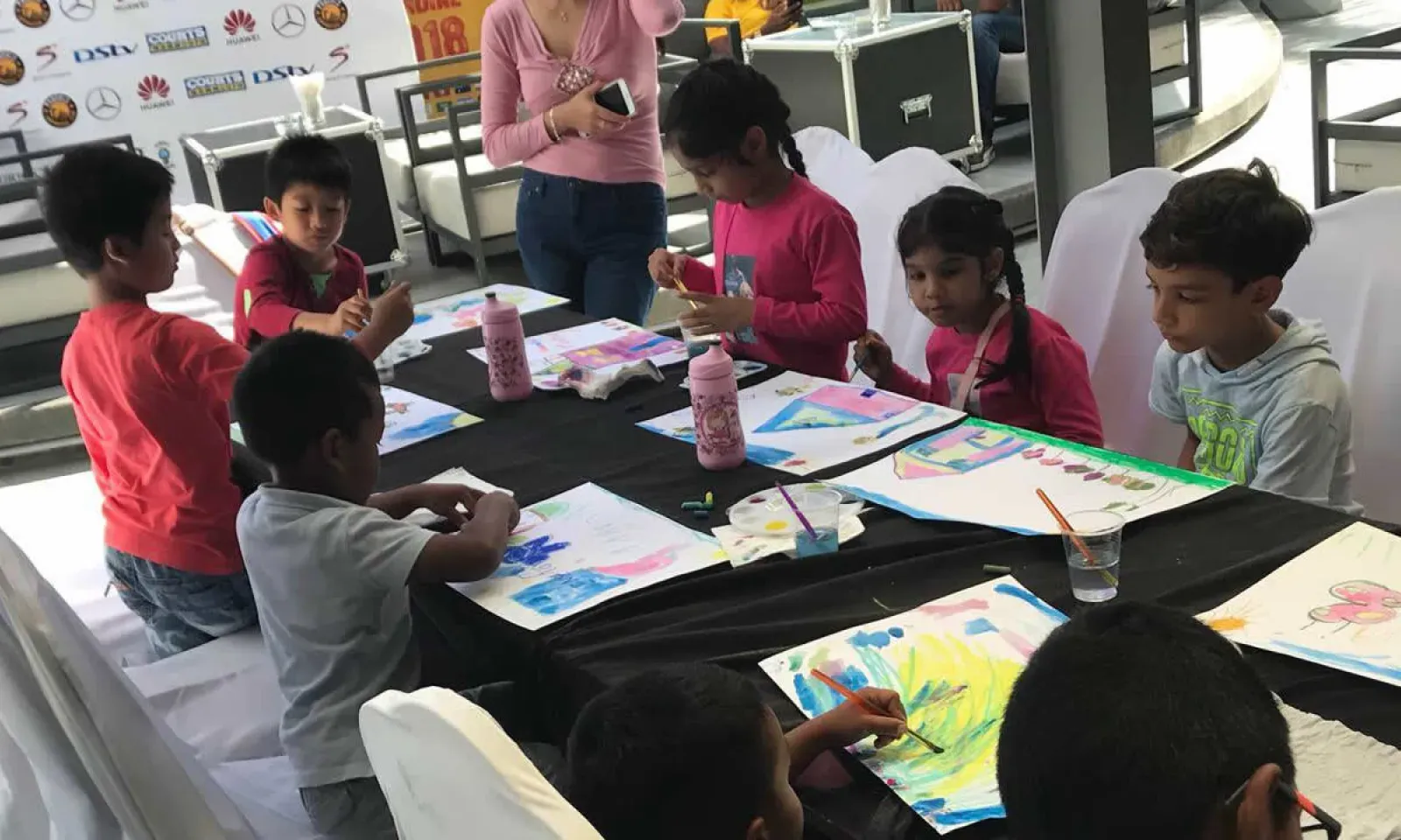 Initiation à la peinture et aux décorations de Divali au Hennessy Park Hotel, ce samedi.