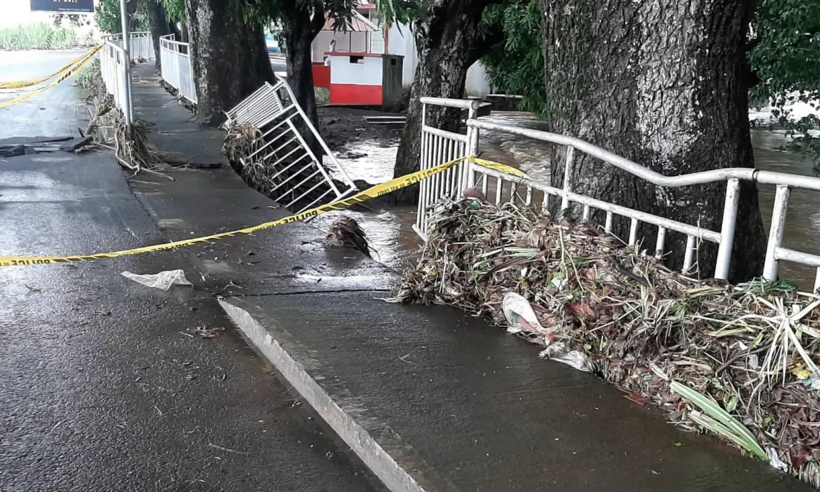 Les pluies torrentielles ont provoqué des dégâts considérables à travers le pays comme ici à Bramsthan, Flacq (photo)