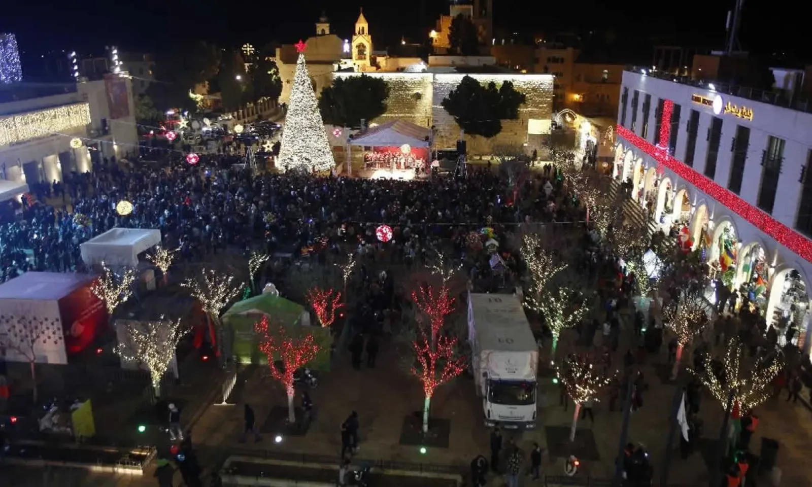 La cour de la Basilique de la Nativité pendant la fête de Noël.