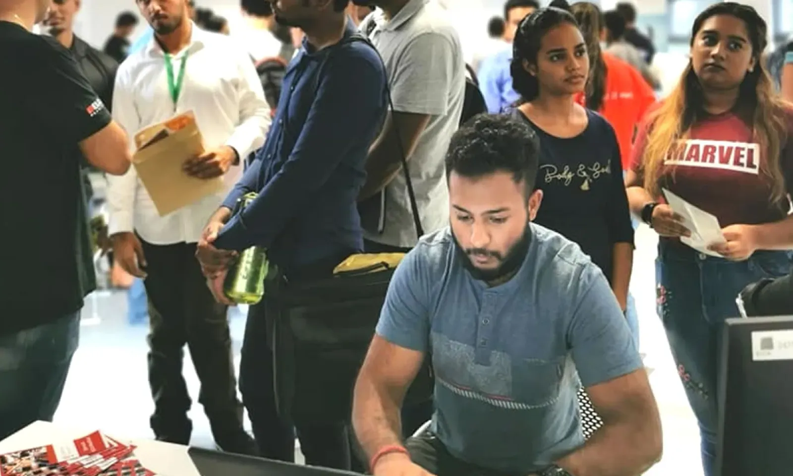 Des participants à la Middlesex Career Fair.