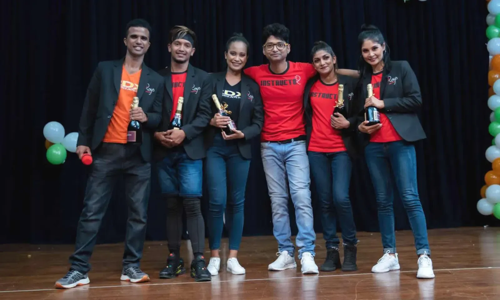 Gaurav Roy Kumar accompagné de ses instructeurs.