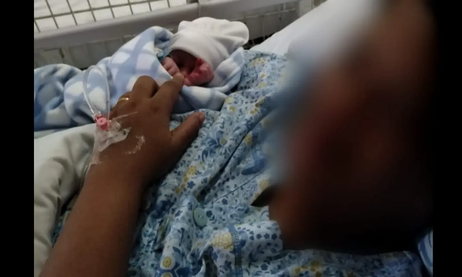 Prisca avec son bébé.