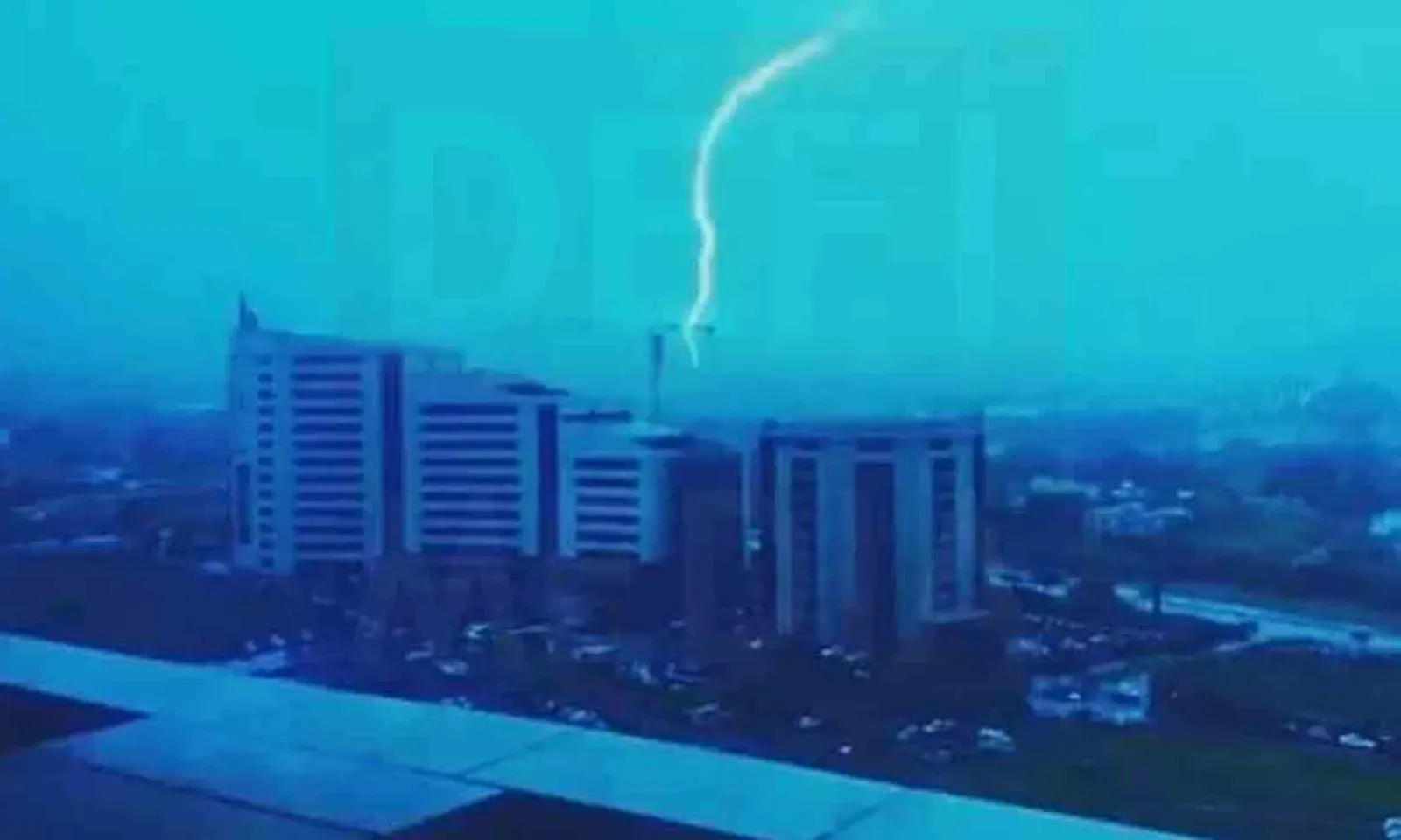 Une grue a été frappée par la foudre sur un chantier de construction à Ebène (Crédit photo 