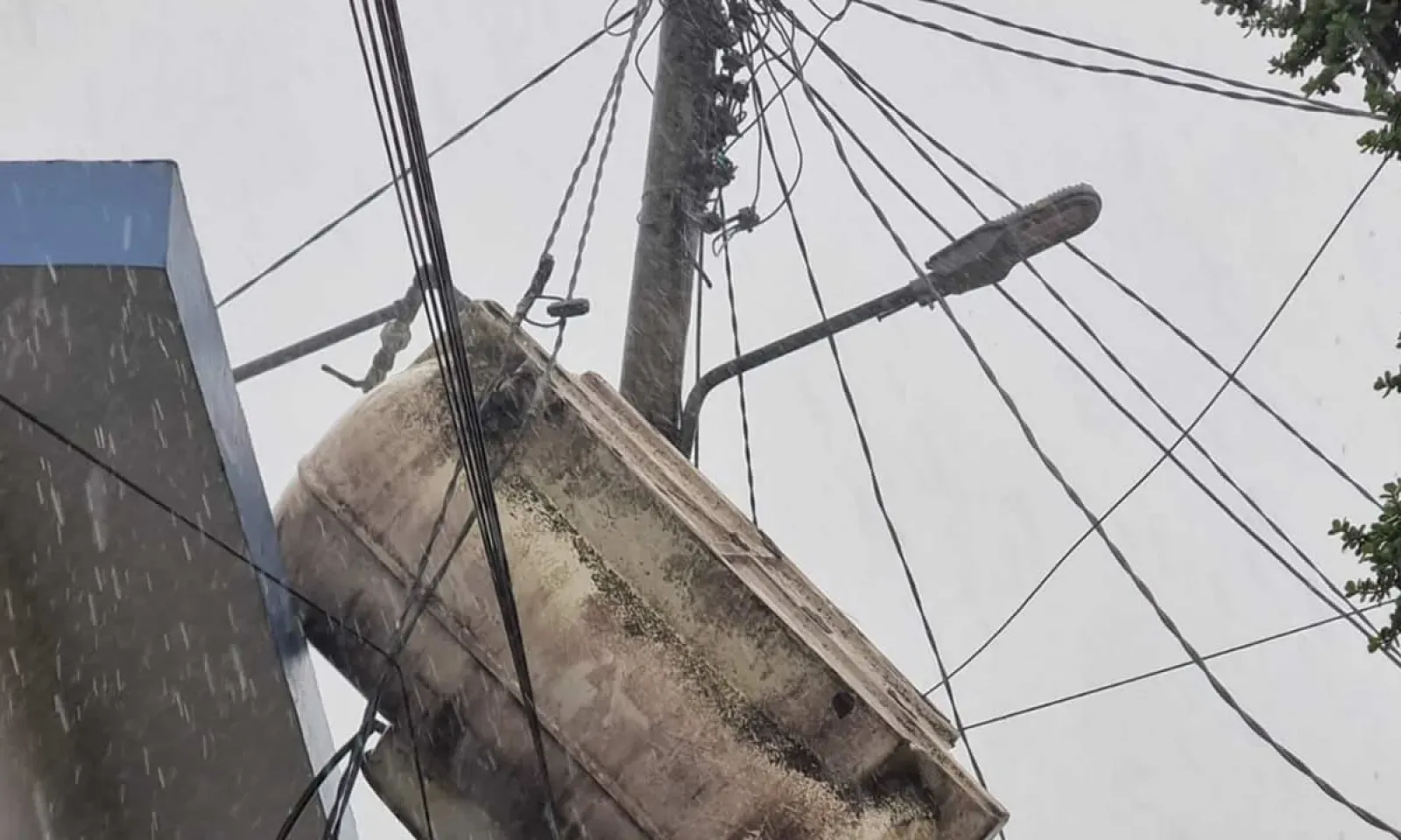 Un réservoir d'eau suspendu par des fils électriques à Modern, Vacoas.