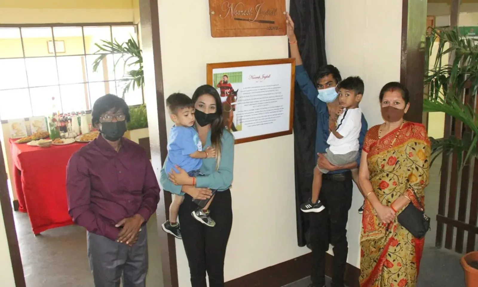 Chaya Juglall et ses deux fils en compagnie des parents et du frère de son défunt époux.