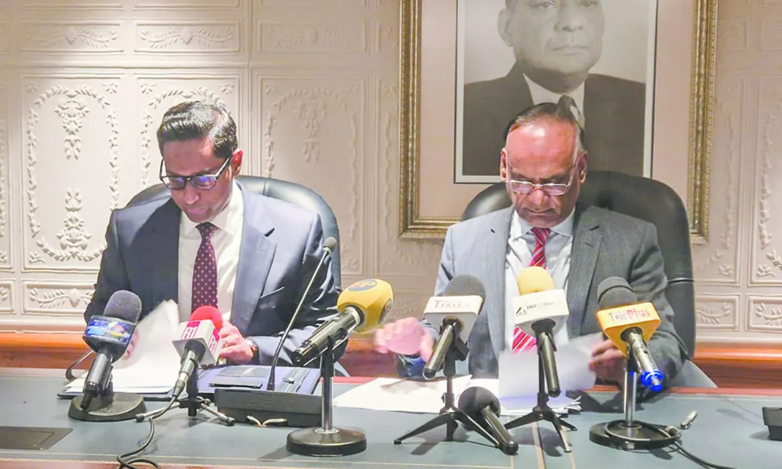 Le gouverneur Rama Sithanen et son First Deputy Governor, Rajeev Hasnah, face à la presse, vendredi.