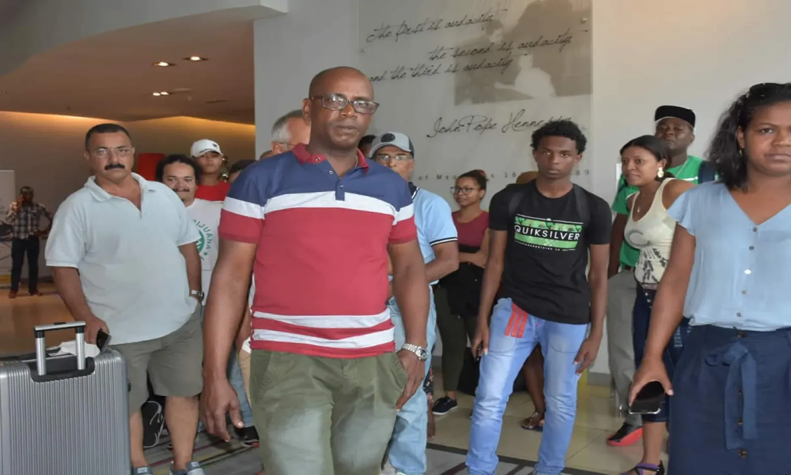 Les passagers ont été conduits dans un hôtel à Ébène en attendant leur vol