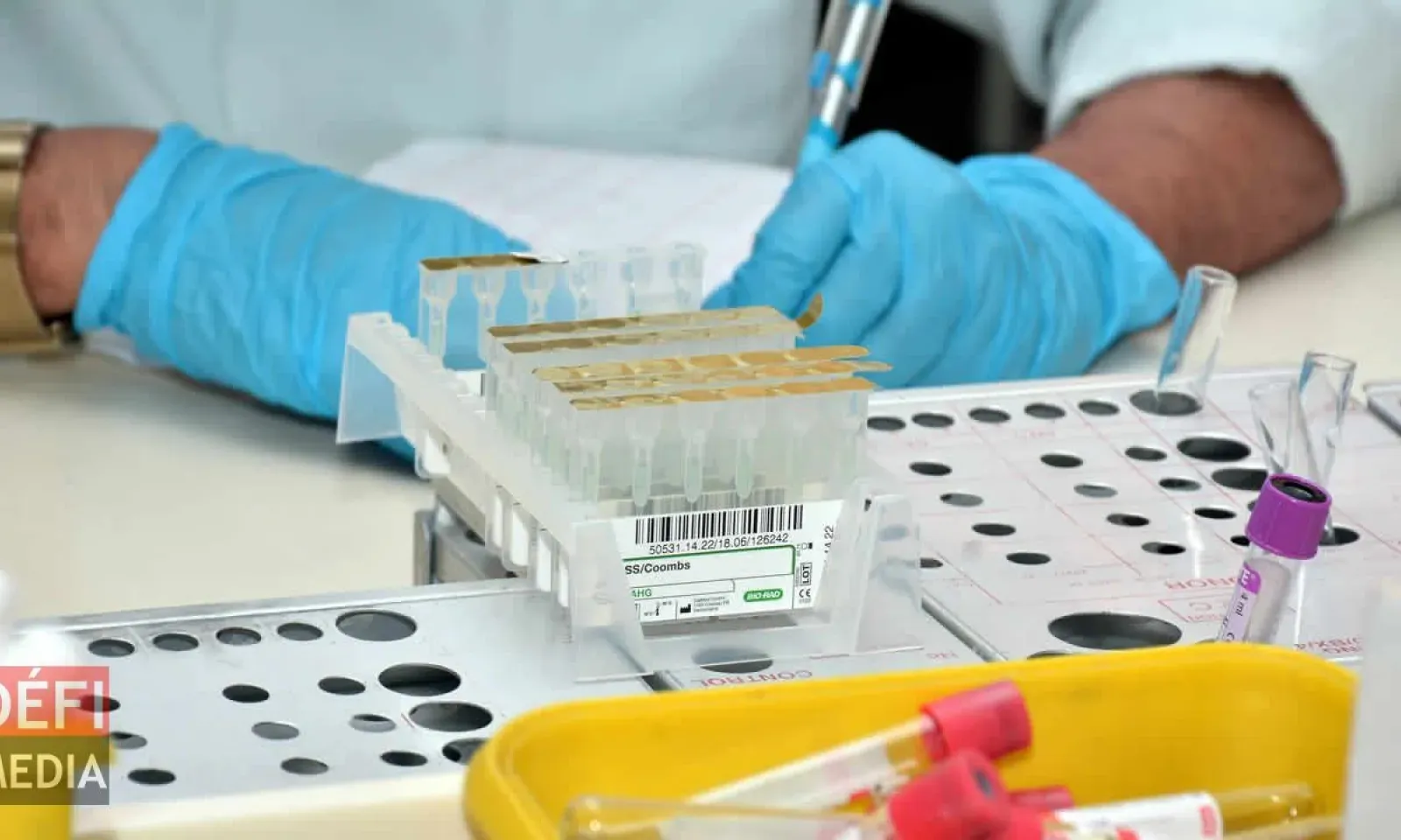 Le défunt avait subi un test de Covid-19, qui s’était révélé négatif.