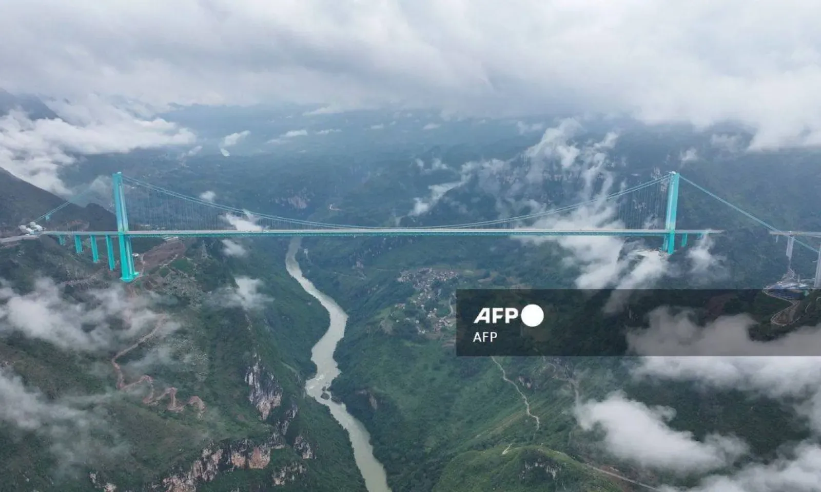 Le Huajiang Grand Canyon Bridge, le plus haut du monde, est aperçu dans la province du Guizhou, au sud-ouest de la Chine, le 27 septembre 2025.