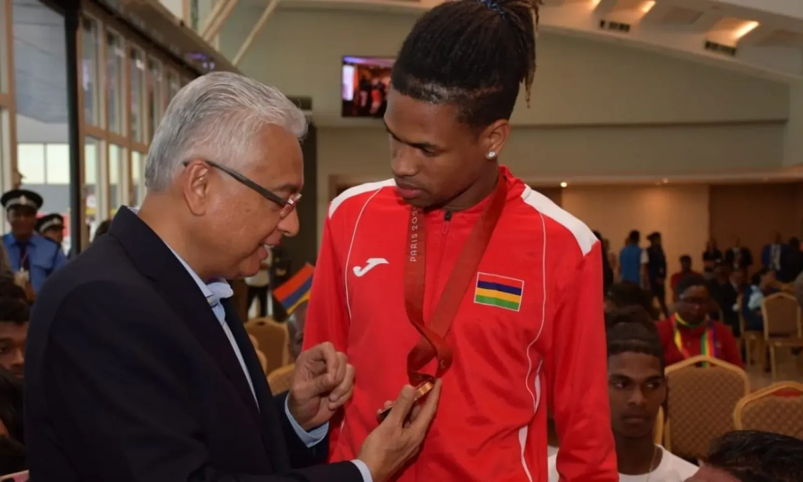 Le Premier ministre Pravind Jugnauth contemple la médaille de bronze remportée par Yovanni Philippe lors des Jeux Paralympiques de Paris. L'athlète a eu droit à un accueil triomphal à l’aéroport de Plaisance, mercredi 11 septembre 2024.