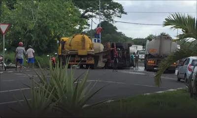 Quay D, Port-Louis : un camion se renverse