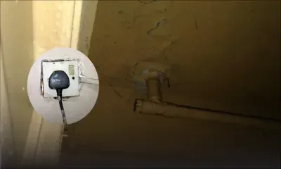 Situation invivable : de l’eau dégouline de son plafond