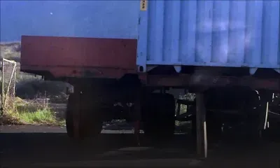 Devant un collège à Palma : un conteneur posé sur des pilotis