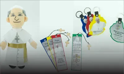 Produits dérivés : les souvenirs à l’effigie du pape François