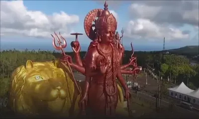 Consécration de la statue géante de la déesse Durga au Ganga Talao