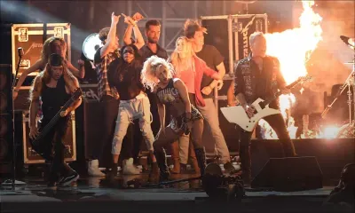 Adele triomphe aux Grammy Awards, avec cinq récompenses