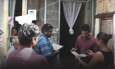 Construction d’une Tank Farm : des ingénieurs inspectent des maisons endommagées