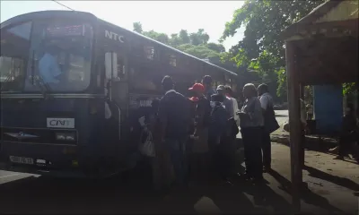 Sur un arrêt d’autobus à Pamplemousses : le «social distancing»  pas respecté