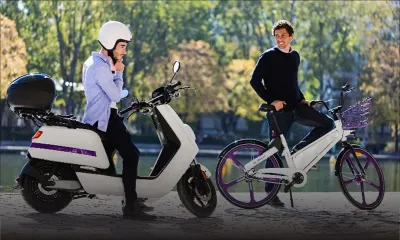 Motos et bicyclettes électriques : le port obligatoire du casque à l’étude