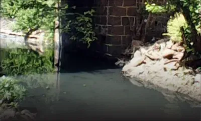 Baie-du-Tombeau : une eau nauséabonde déversée dans la rivière